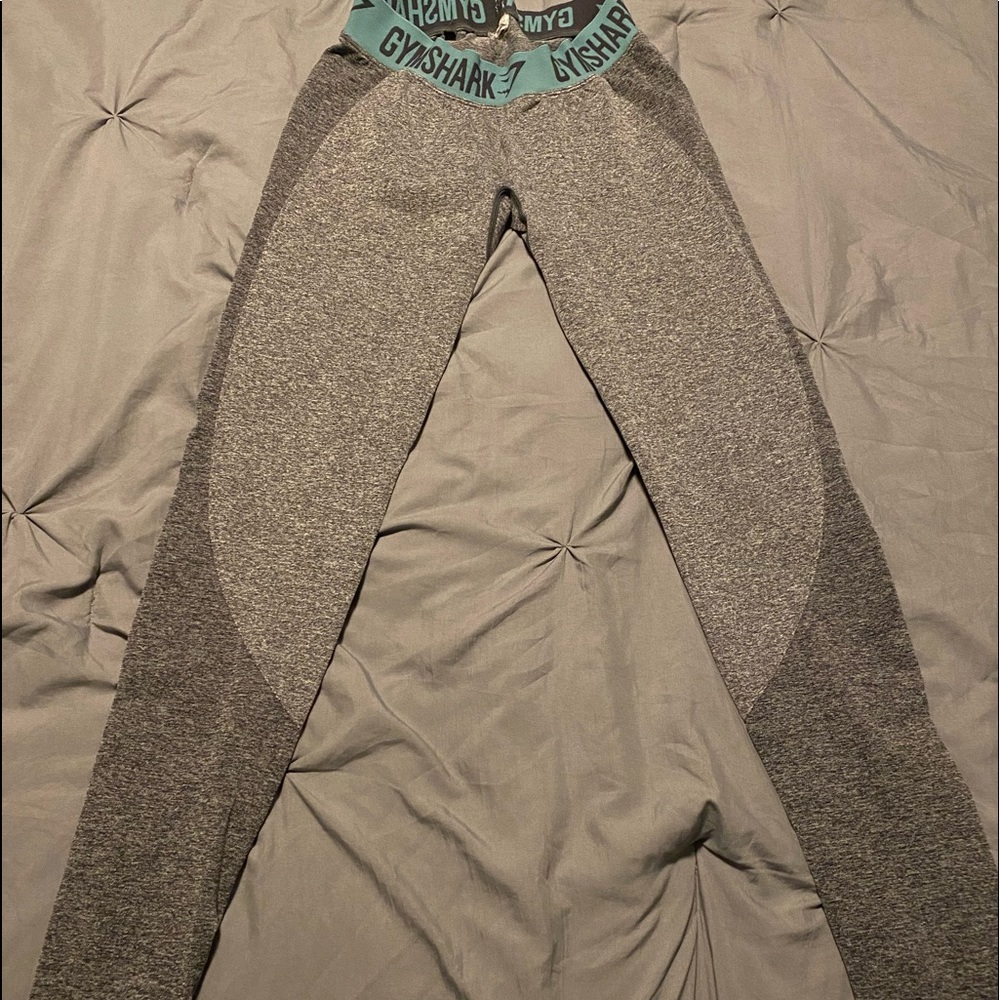 Gym shark leggings